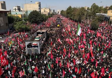 Un camión que transporta los féretros del difunto líder supremo iraní, el ayatolá Alí Jamenei, y de miembros de su familia avanza entre los dolientes durante la procesión fúnebre en Teherán, Irán, el lunes 6 de julio de 2026. (Foto AP/Vahid Salemi)