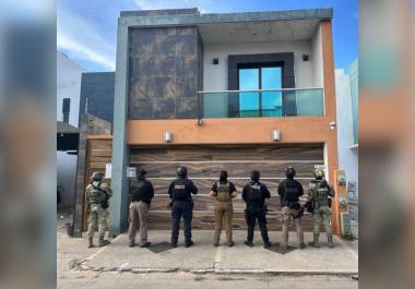 Operativo en el fraccionamiento La Conquista, en Culiacán, permitió asegurar sustancias químicas, presunto Fentanilo, municiones y equipo táctico.