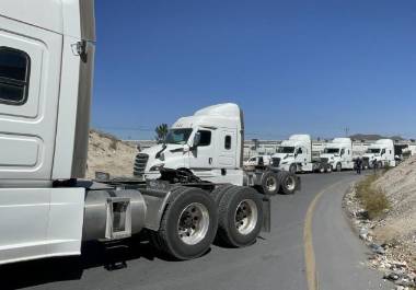 Varios tractocamiones fueron colocados sobre la vialidad para impedir el paso.