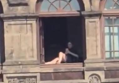Durante el fin de semana se viralizó en redes sociales el momento en que una persona está tomando el sol desde una ventana de Palacio Nacional en la Ciudad de México.