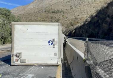 Dos unidades pesadas afectaron la circulación en la carretera 57, afortunadamente sin lesiones graves para los operadores.
