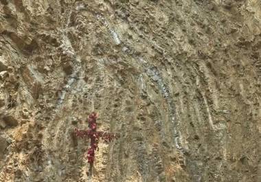 Un supuesto hallazgo religioso sorprendió a habitantes de la Huasteca potosina luego de que obreros que trabajaban en una carretera de Aquismón afirmaran haber descubierto una figura similar a la Virgen de Guadalupe.