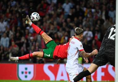 El “Bicho” se tiró una espectacular chilena para sellar con broche de oro el triunfo de Portugal.