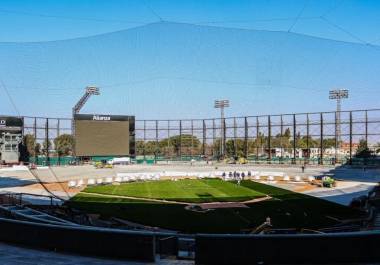 Los Saraperos de Saltillo iniciaron la colocación de césped sintético en el Parque Francisco I. Madero y confirmaron la llegada de Chris Carter como refuerzo para 2026.