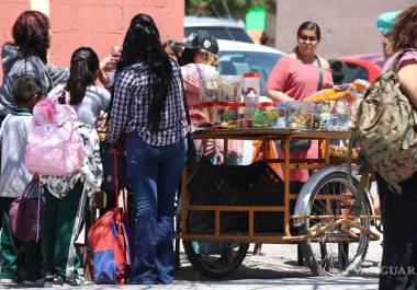 Con la prohibición de la venta de comida chatarra dentro de las escuelas, el problema se trasladó al exterior en donde se sigue comercializando.