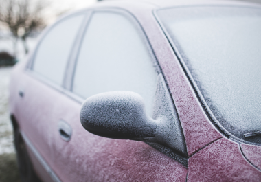 Cuando el invierno llega con fuerza, es común que los vidrios de tu auto amanezcan cubiertos de hielo.