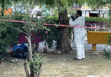 Familiares del hombre acudieron al sitio tras el hallazgo; una de sus hermanas señaló que desde hacía años enfrentaba problemas de alcoholismo y que en diversas ocasiones rechazó recibir ayuda.