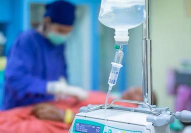 La empresa señalada por familiares de víctimas negó fabricar o distribuir productos bajo la denominación de “suero vitaminado”, mientras la fiscalía mantiene abierta la investigación.