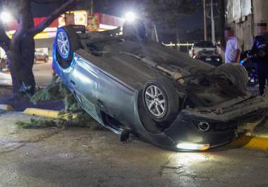 El vehículo Renault Logan volcado sobre su costado tras ser impactado a alta velocidad en el bulevar Moctezuma.