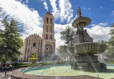 Finalmente, se mantendrá ambiente cálido en estados costeros del Pacífico mexicano y del golfo de México, incluida la península de Yucatán, así como en zonas aisladas de la Mesa del Norte y de la Mesa Central.