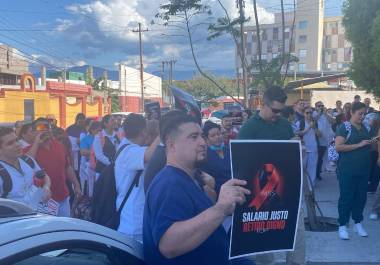Trabajadores de la Clínica 7 del Seguro Social salieron a las calles para exigir mejoras salariales.