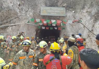 Rescatan con vida a minero atrapado en Santa Fe, Sinaloa; Francisco Zapata estuvo 14 días bajo tierra