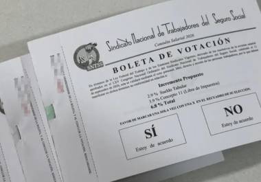Trabajadores y jubilados del IMSS aseguran que la mayoría rechazó el aumento salarial de 6.8%. Denuncian boletas sin folio, falta de un padrón electoral y presuntas presiones sindicales.