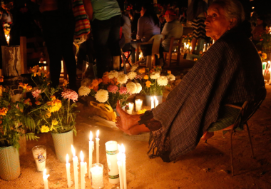 El Día de Muertos es una de las celebraciones más significativas en México, donde los hogares se adornan con flores, fotografías y platillos.