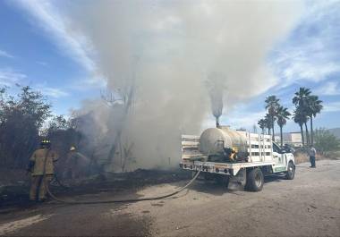 Elementos de Bomberos y Protección Civil trabajaron para sofocar el tercer incendio registrado en la misma zona de Altos Hornos de México.