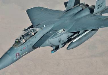 Un avión militar de Estados Unidos fue derribado en Irán. Uno de los pilotos fue rescatado mientras continúan las operaciones para encontrar al segundo, en medio de tensiones militares crecientes.