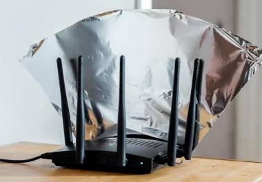 Un truco viral propone usar papel aluminio detrás del módem para mejorar la señal WiFi. Aunque tiene base científica, sus resultados son limitados y dependen del entorno