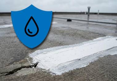 Las goteras, filtraciones y manchas de humedad aparecen cuando existen grietas o juntas deterioradas que permiten el paso del agua.
