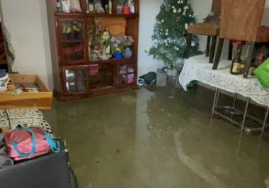 El agua comenzó a filtrarse durante la madrugada y alcanzó varias habitaciones de la vivienda.