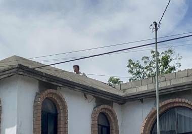 El presunto agresor se resguardó en su domicilio tras el ataque, por lo que autoridades no pudieron ingresar al inmueble al no contar con una orden ni una denuncia formal en su contra.