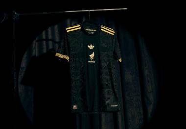 El uniforme Tricolor luce con detalles en dorado y una base de color negro, usando como inspiración el Cine de Oro mexicano.