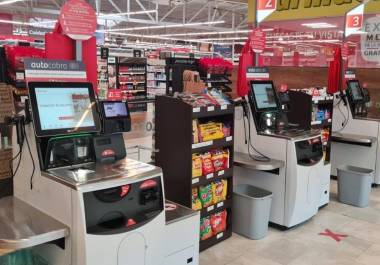 Soriana prevé reducir gradualmente su plantilla y ampliar el uso de IA y cajas de autopago ante el impacto de los aumentos al salario mínimo en sus costos laborales.