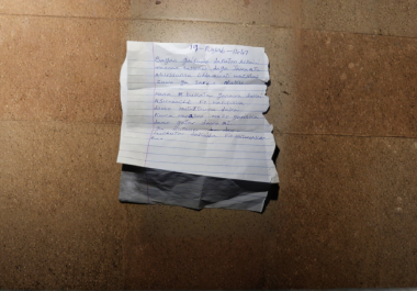 Carta entregada al jefe de la aldea de Woro, en el norte de Nigeria, en la que representantes del grupo terrorista nigeriano Boko Haram exigen una “reunión secreta” y el derecho a predicar en la aldea, de mayoría musulmana.