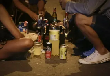 Especialistas advierten que, pese a la disminución del consumo entre adolescentes, el inicio temprano del alcohol sigue siendo un riesgo para la salud pública.