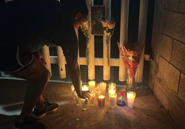 Vecinos acudieron a la Secundaria General Número 13 para encender veladoras en memoria de las víctimas.