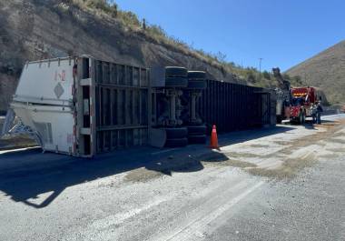 Las maniobras por parte de la grúa fueron tardadas, lo que afectó la vialidad.