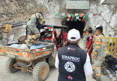 El gobernador Rubén Rocha Moya visitó la zona del rescate para supervisar trabajos y reunirse con brigadas.