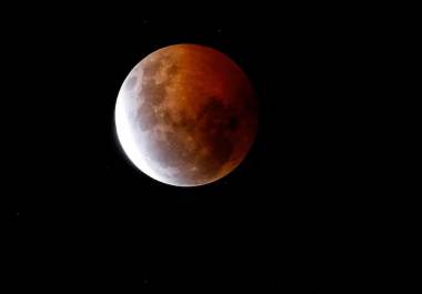 El eclipse lunar parcial del 27 de agosto dejó una impresionante Luna con tonos rojizos, anaranjados y cobrizos.