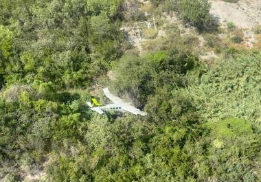 El piloto de la aeronave quedó prensado, mientras que el resto de los ocupantes fueron auxiliados y trasladados a un hospital.