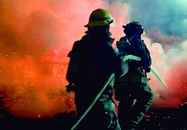 El fuego se originó en matorral y pastizal, materiales altamente inflamables en esta temporada.