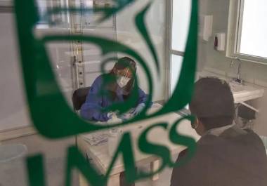 Aprende qué es el Salario Diario Integrado del IMSS, cómo revisarlo y qué hacer si no coincide con lo que reporta tu patrón.