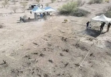 Autoridades coahuilenses siguen recolectando evidencia de restos humanos en fosas clandestinas de la entidad.