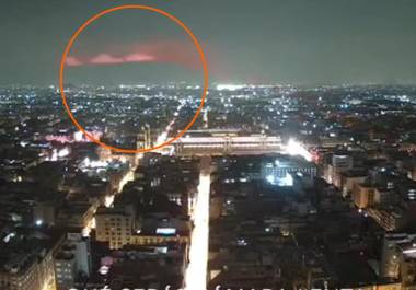 La madrugada del miércoles 18 de septiembre, una cámara ubicada en la Torre Latinoamericana de la Ciudad de México capturó un objeto inusual de color rojo.