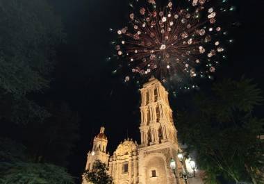 La pirotecnia iluminó el cielo sobre la Catedral de Santiago durante la celebración del Santo Cristo de la Capilla.