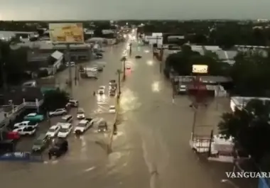 Varias vialidades de Piedras Negras quedaron bajo el agua tras la intensa tormenta, dificultando el tránsito y poniendo en riesgo a peatones y automovilistas.