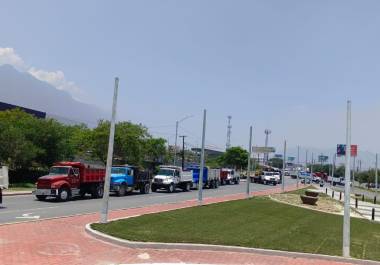 Transportistas exigen atención del alcalde de Santa Catarina y denunciar presuntas extorsiones de agentes de Tránsito.