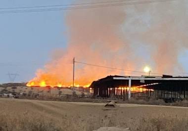 El incendio ha consumido gran parte del área de almacenamiento de pacas de alfalfa en el establo de Moneygro.