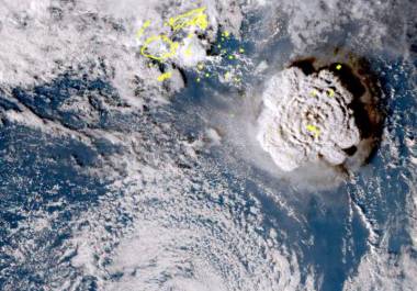 Imágenes de satélite captaron el momento de la explosión en Tonga.