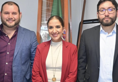 Domingo Hernández (Izq.), titular de la Oficina Enlace de la Secretaría de Educación Pública en Coahuila, alertó sobre el aumento de denuncias por certificados apócrifos y la oferta de carreras universitarias sin validez oficial en los primeros dos meses del 2026.