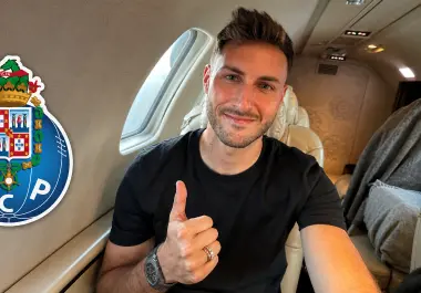 Santiago Giménez se mostró sonriente durante su viaje a Portugal, donde está por cerrar su incorporación a los Dragones.