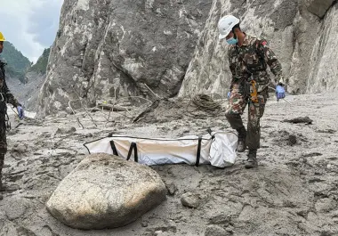Soldados del ejército de Nepal trasladan el cadáver de un trabajador de un proyecto hidroeléctrico en Upper Trishuli, Nepal, el 1 de septiembre de 2026. (AP Foto/Kaslai Dine)