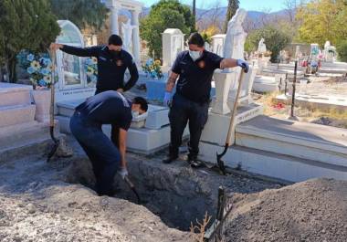 Ayer los bomberos sepultaron el cuerpo de Domingo solamente en compañía de algunos familiares.