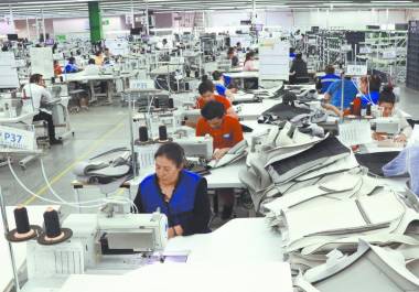 Algunas empresas entregaron a sus trabajadores un bono solidario, aunque este último no es obligatorio. FOTO: ESPEICAL.