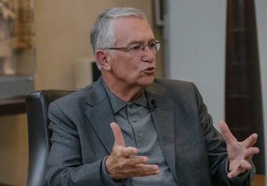 Flores arrobó al dueño de Grupo Salinas y le extendió una invitación directa para sumarse a la causa, recordando que quienes donen pueden recibir un comprobante deducible de impuestos.