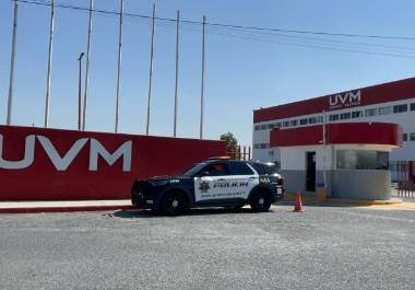 Elementos de la Policía Municipal acudieron a la UVM Campus Saltillo después del reporte por una presunta amenaza difundida entre estudiantes.
