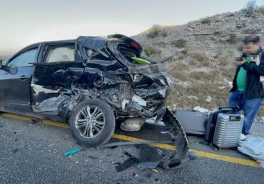 La camioneta involucrada en el choque quedó en el carril contrario tras el impacto con el tráiler.